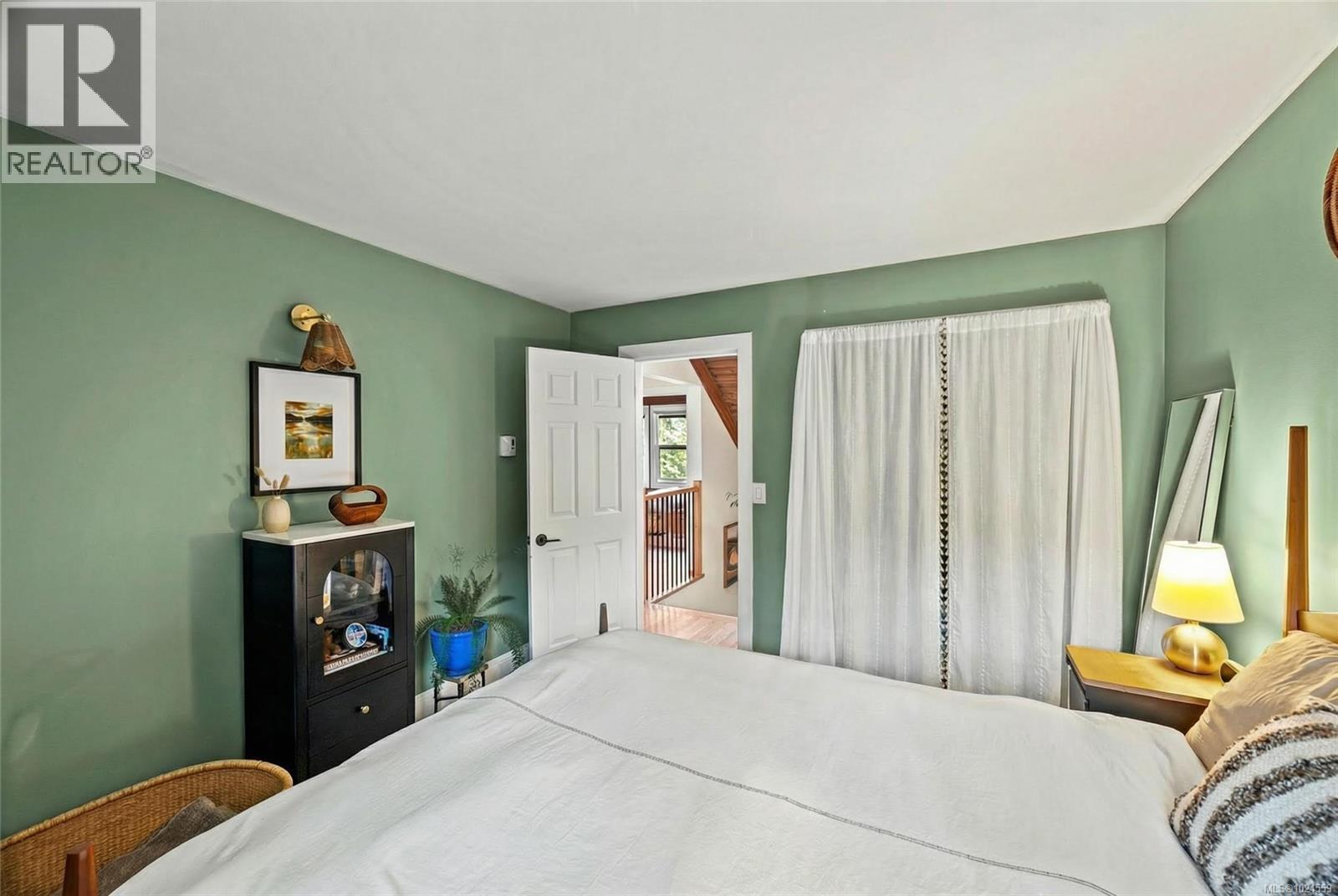  2025 Runnymede Avenue, Oak Bay