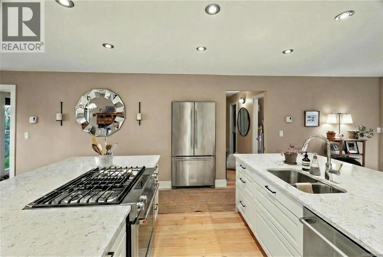  2025 Runnymede Avenue, Oak Bay