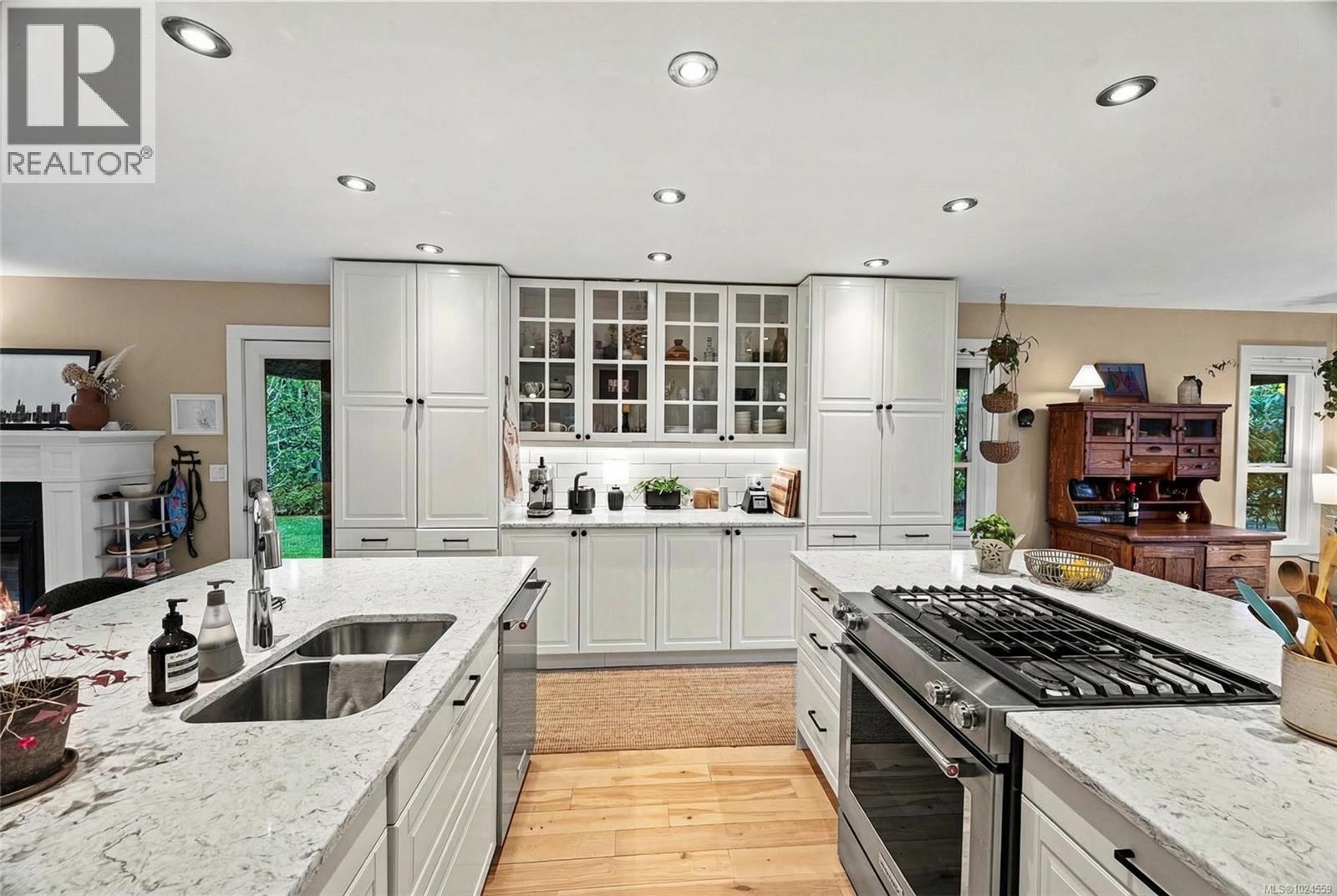  2025 Runnymede Avenue, Oak Bay