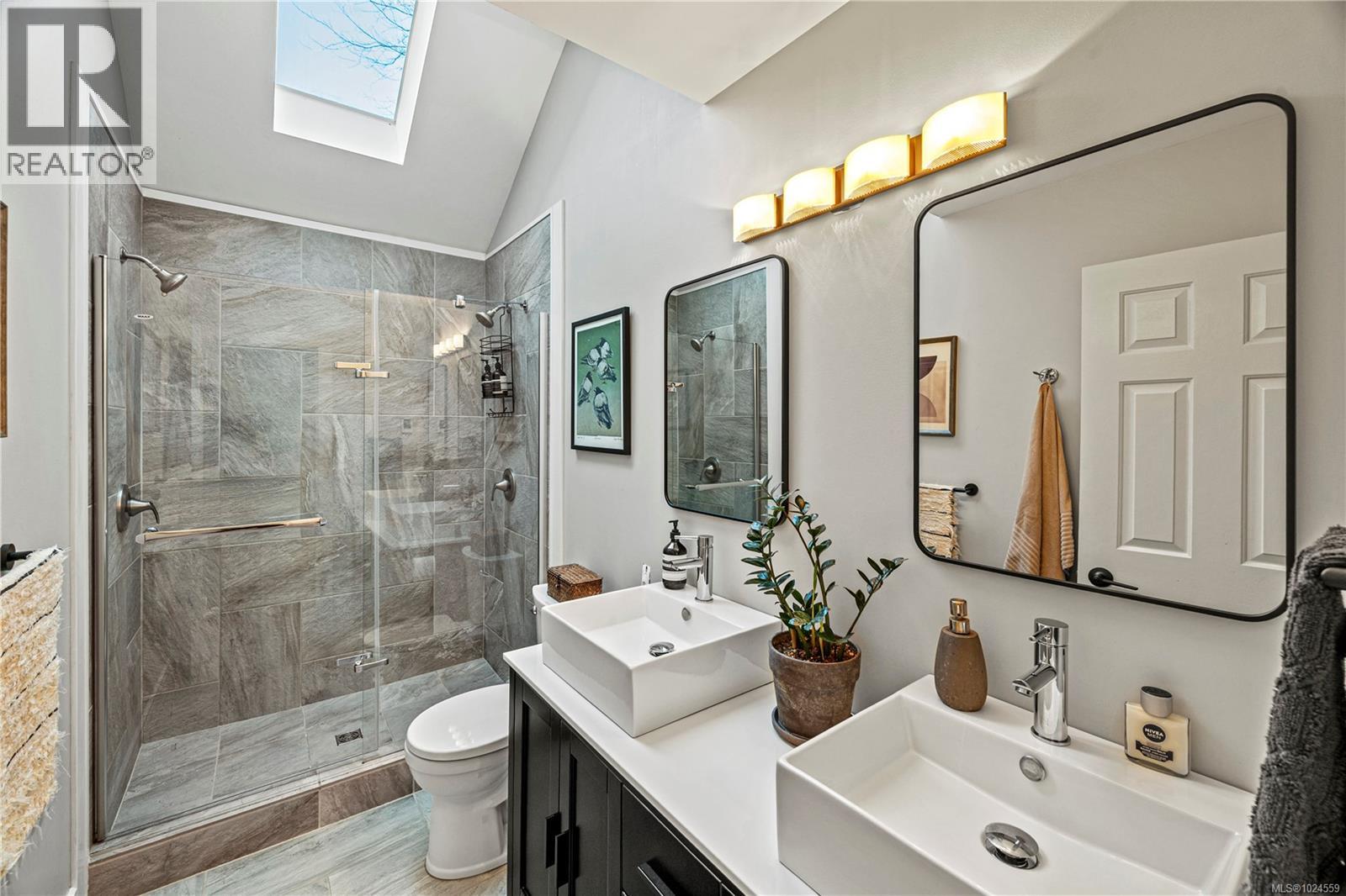  2025 Runnymede Avenue, Oak Bay