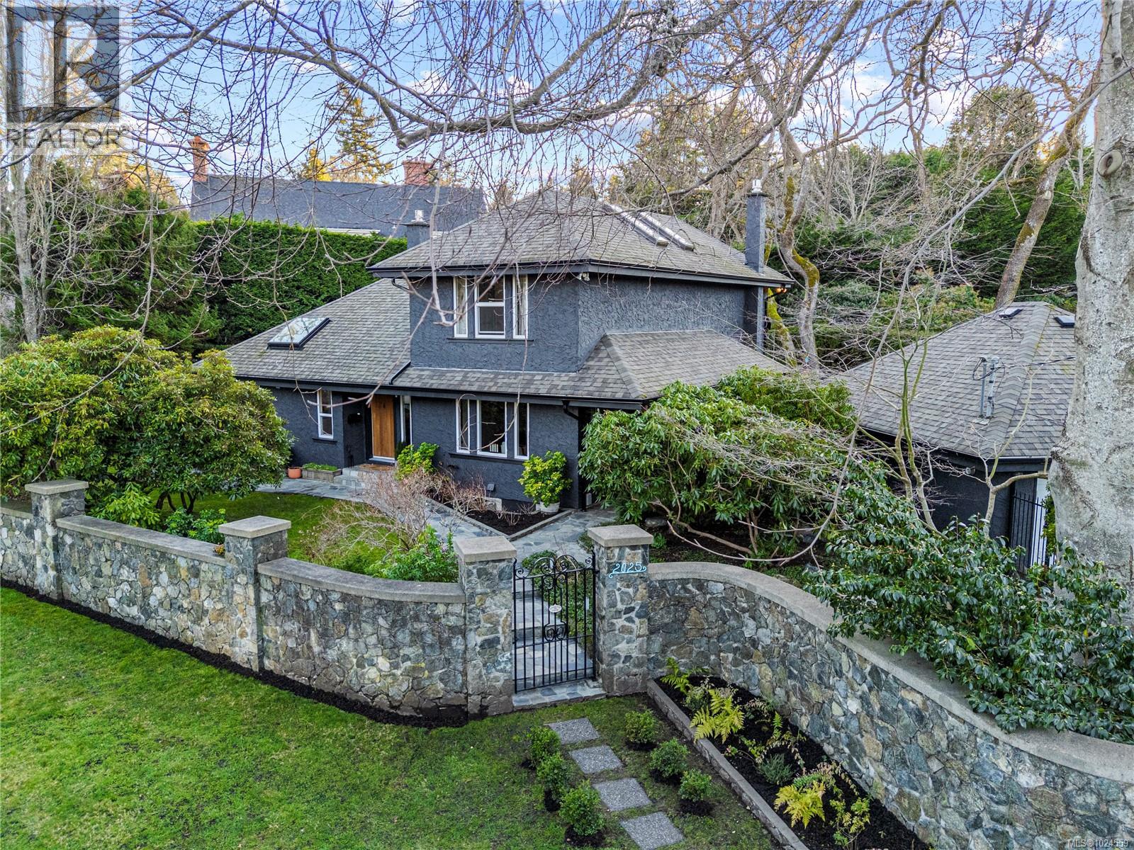  2025 Runnymede Avenue, Oak Bay