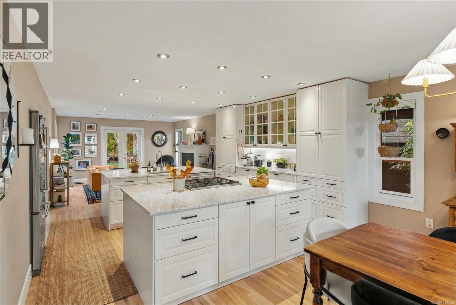  2025 Runnymede Avenue, Oak Bay