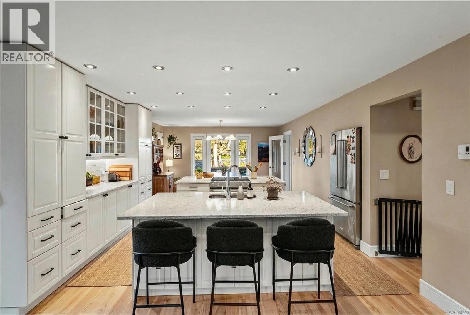  2025 Runnymede Avenue, Oak Bay