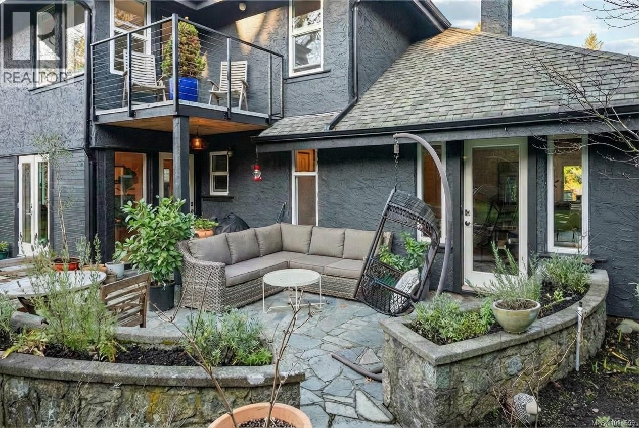  2025 Runnymede Avenue, Oak Bay