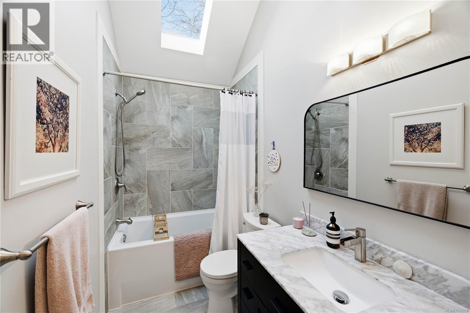  2025 Runnymede Avenue, Oak Bay