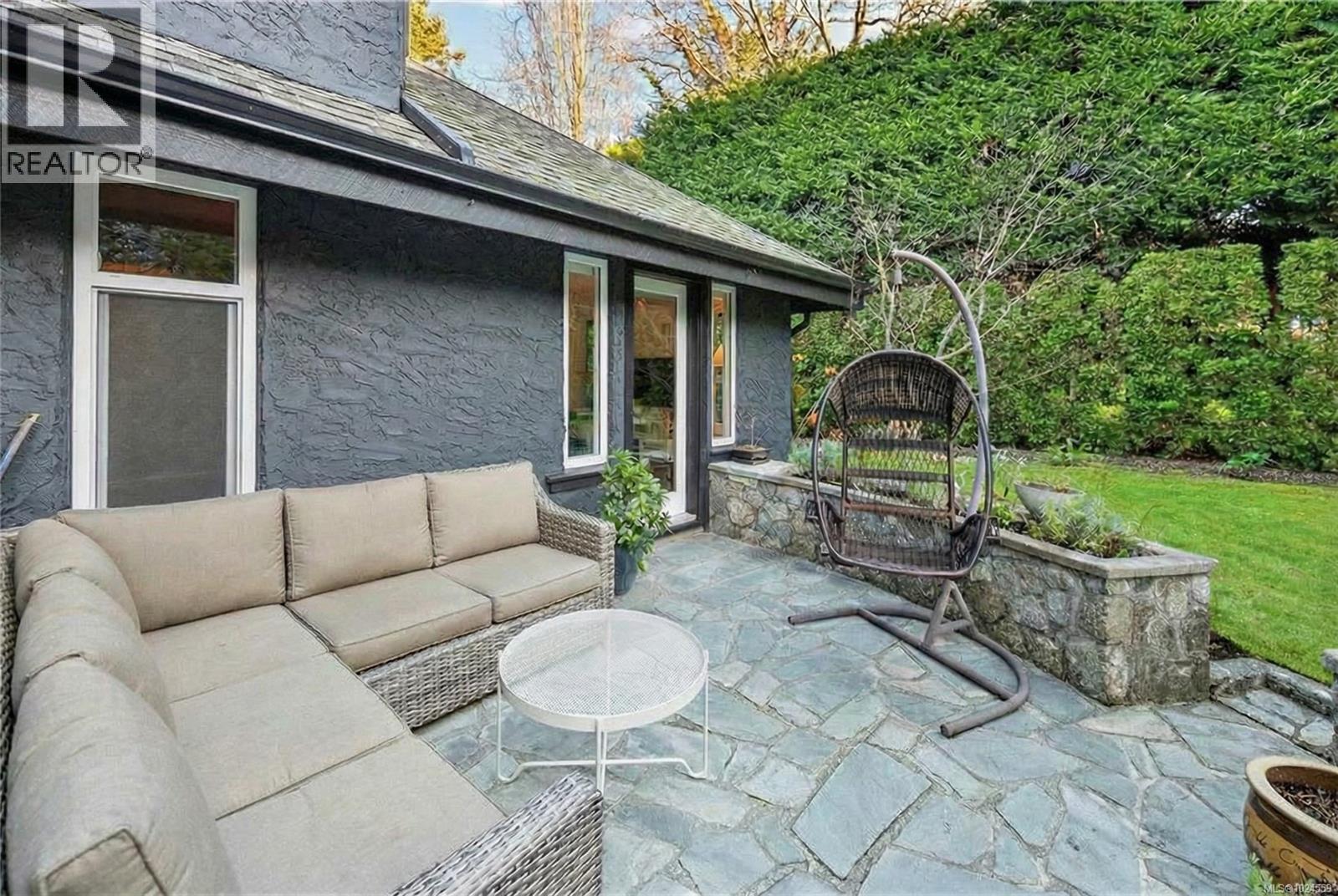  2025 Runnymede Avenue, Oak Bay