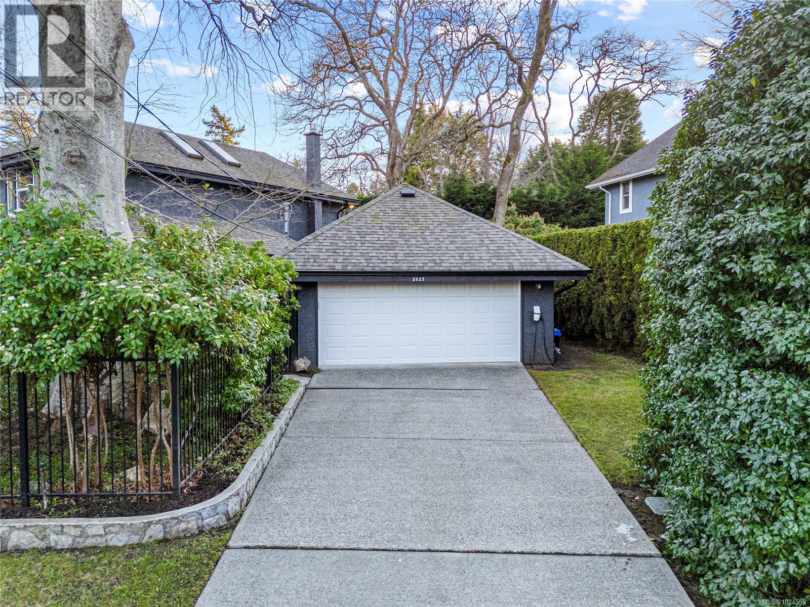  2025 Runnymede Avenue, Oak Bay