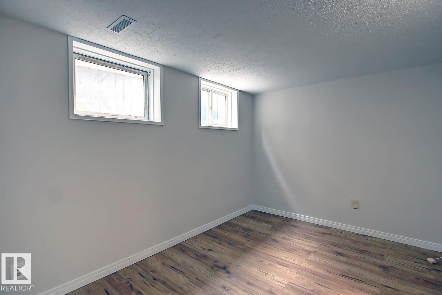 10682 61 AV NW - 32