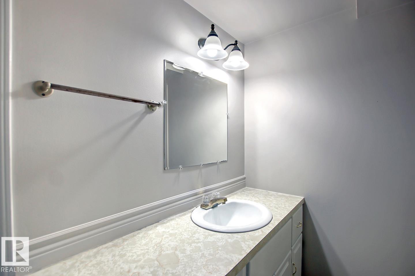 10682 61 AV NW - 35