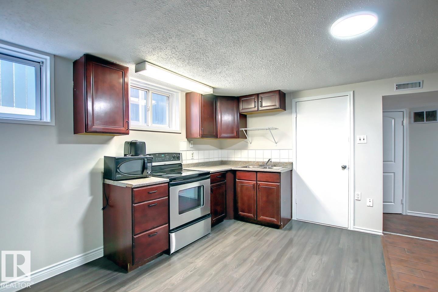 10682 61 AV NW - 23