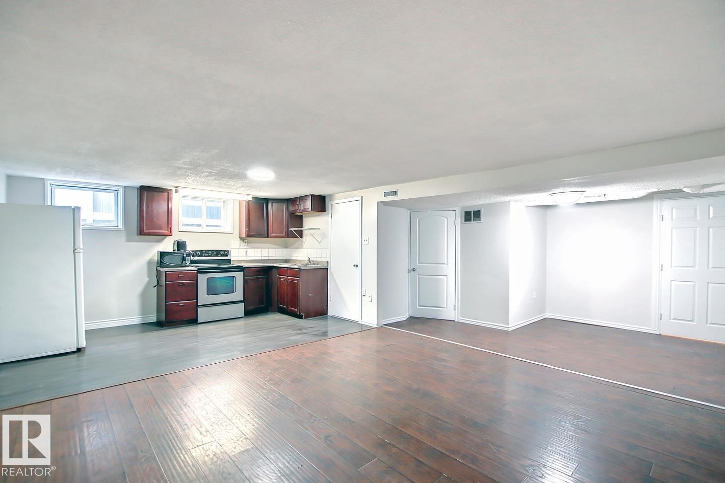 10682 61 AV NW - 27
