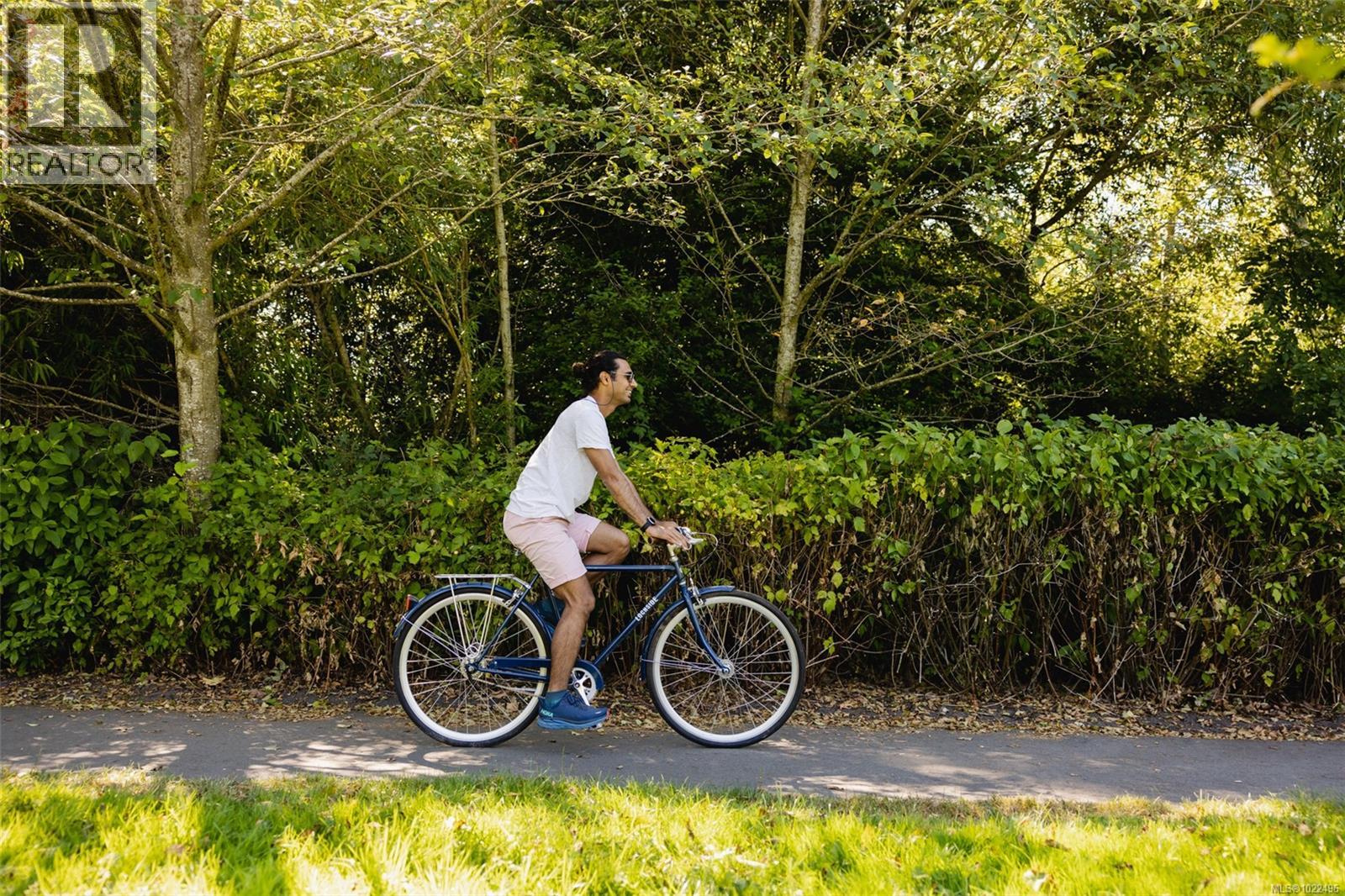 110 3226 Shelbourne Street, Saanich