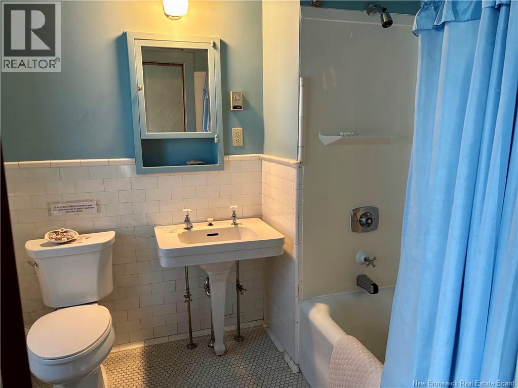 157 Renfrew - 25