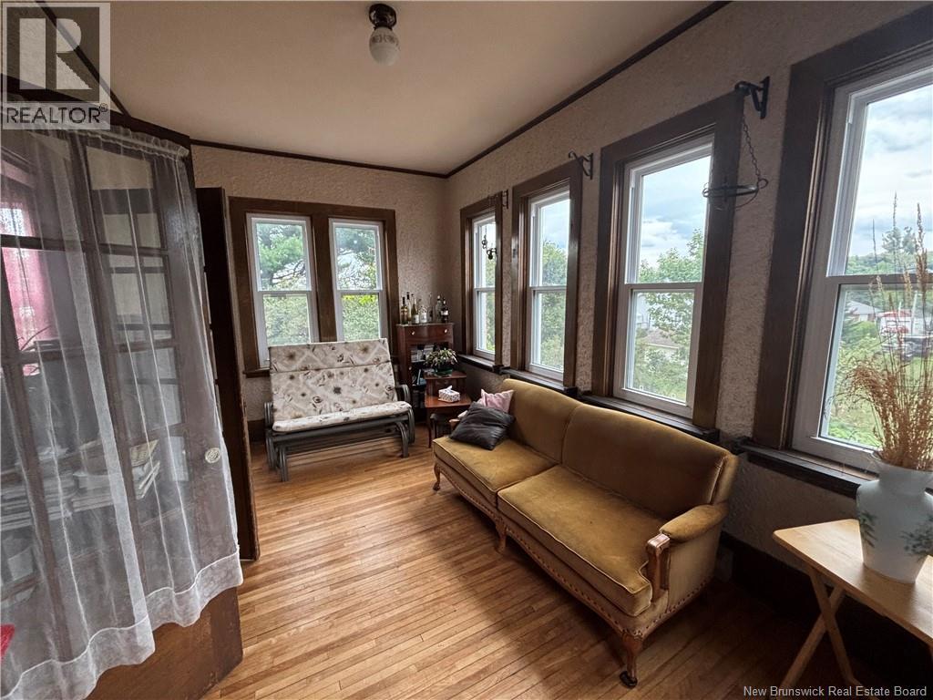 157 Renfrew - 8