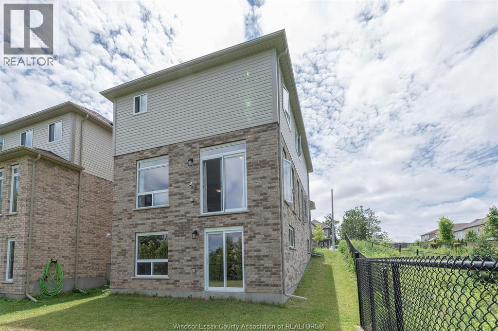 229 MACALISTER BOULEVARD - 44
