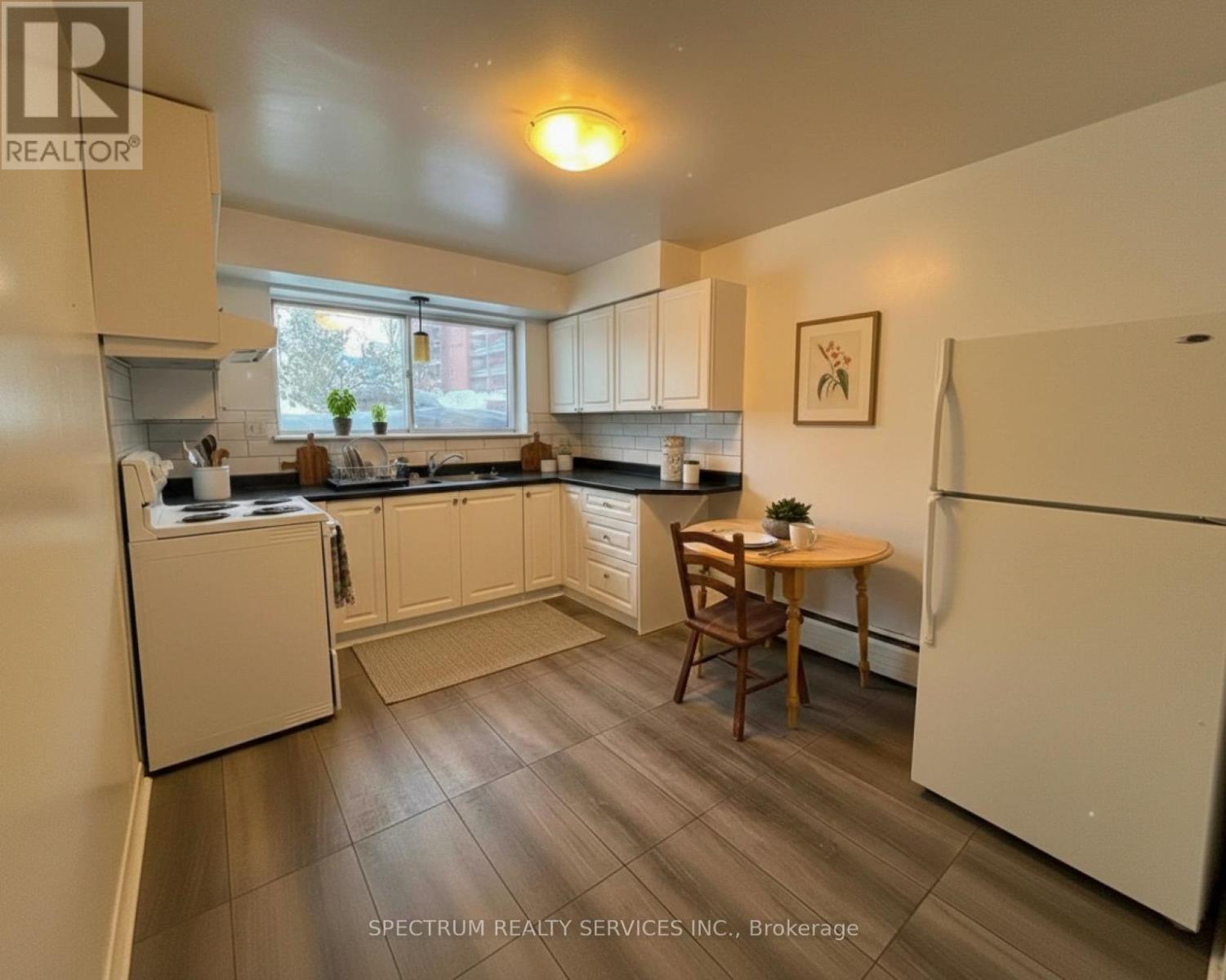 357 Connaught Unit 3 photo 3