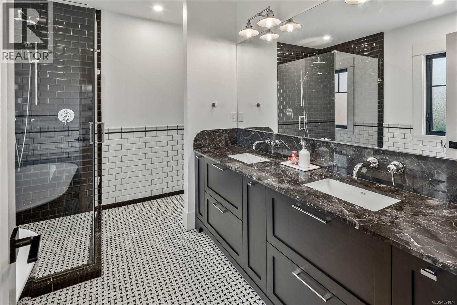  361 Arnold Avenue, Victoria