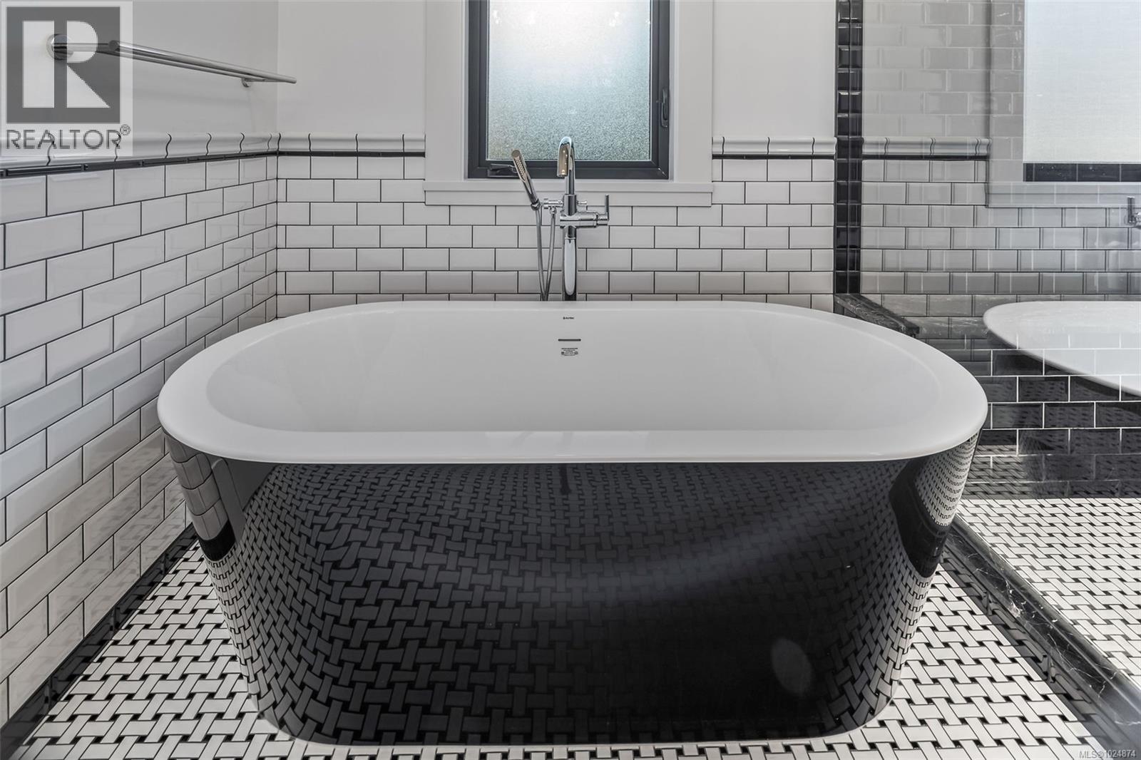  361 Arnold Avenue, Victoria