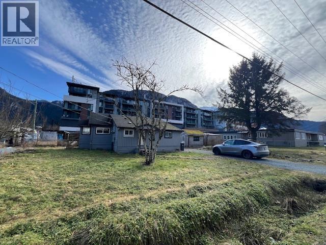1358 1362 1366 MAIN STREET, Squamish
