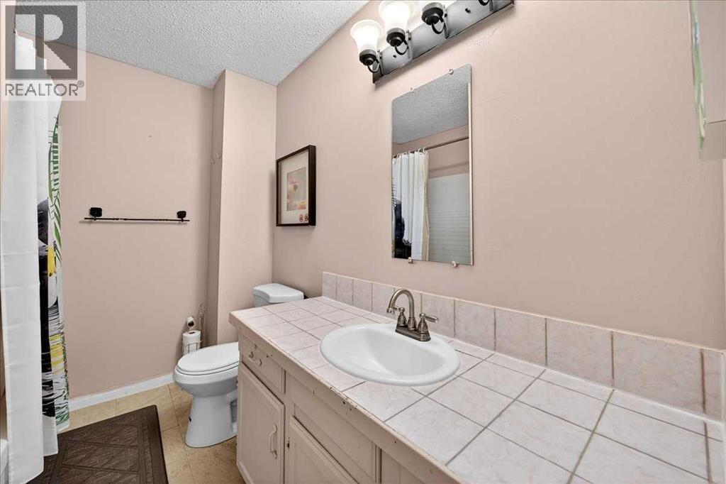 Single Family House for Sale in    Avenue NW Bowness Calgary 