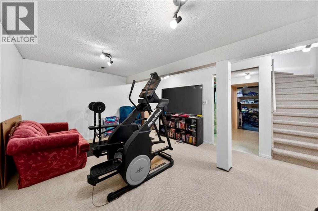 Single Family House for Sale in    Avenue NW Bowness Calgary 