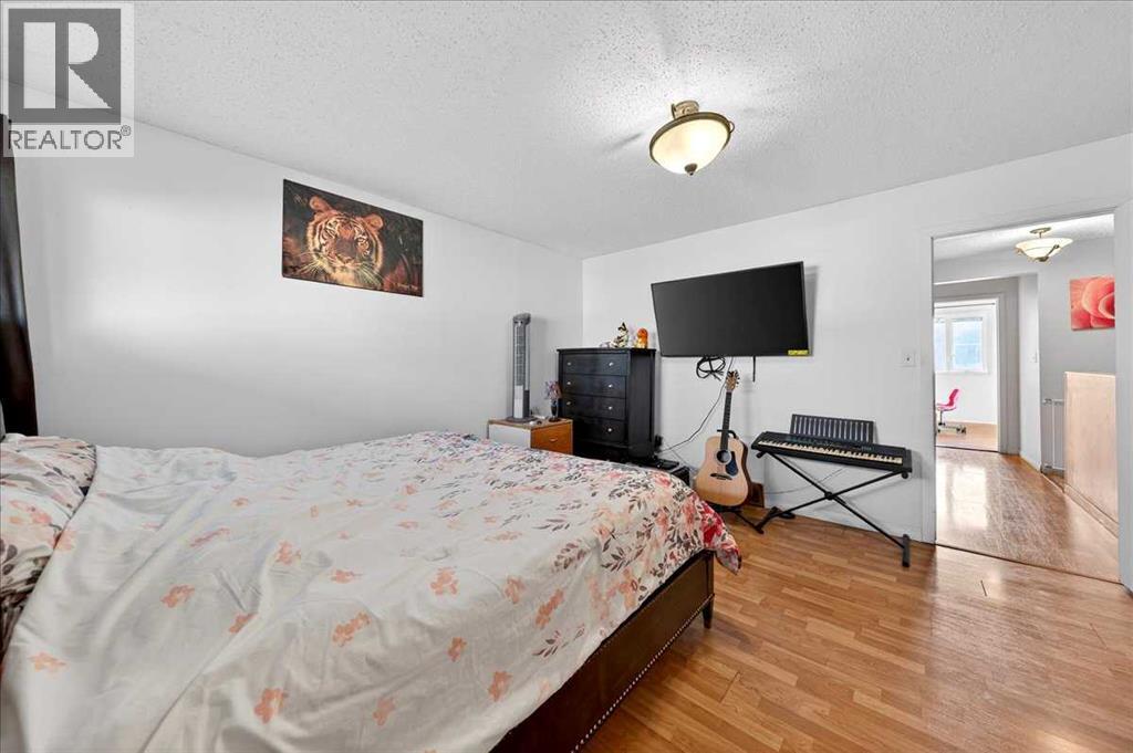 Single Family House for Sale in    Avenue NW Bowness Calgary 