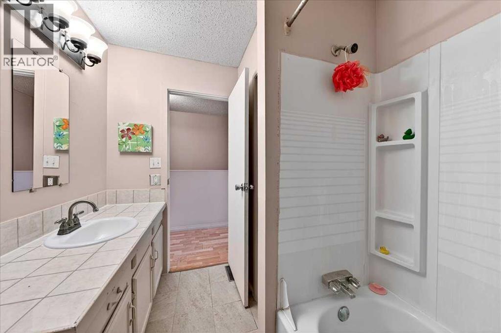 Single Family House for Sale in    Avenue NW Bowness Calgary 