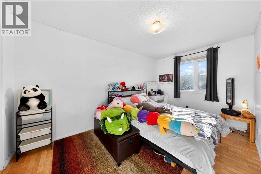 Single Family House for Sale in    Avenue NW Bowness Calgary 