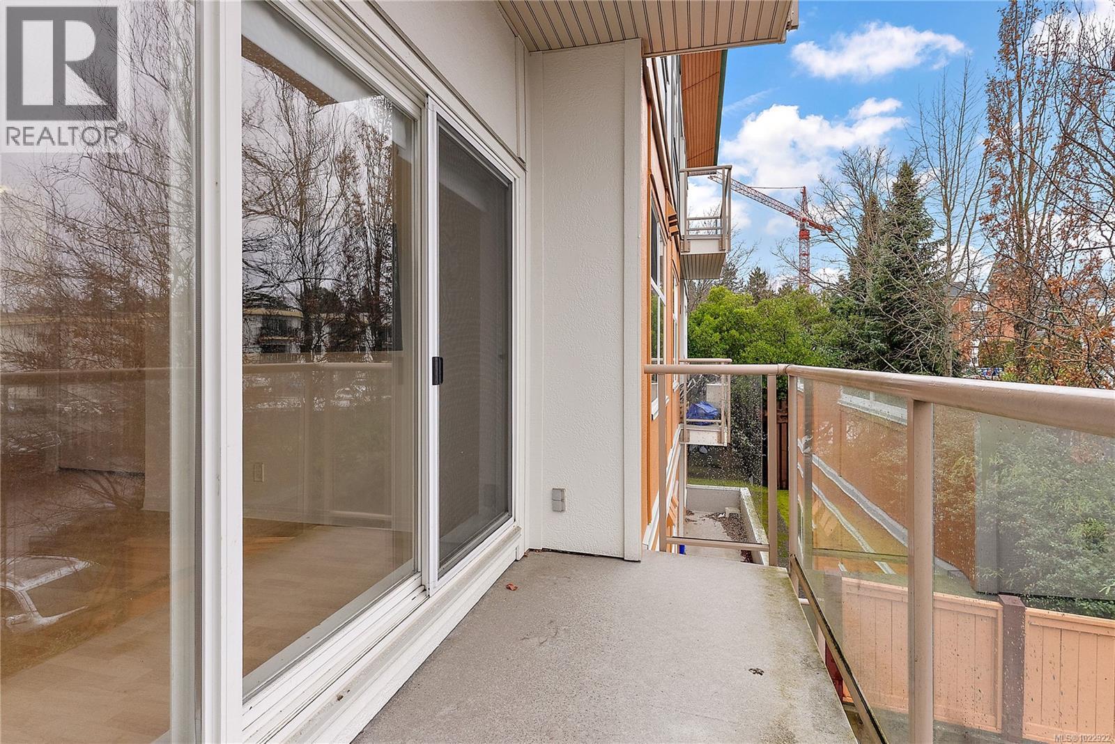 308 1550 Church Avenue, Saanich