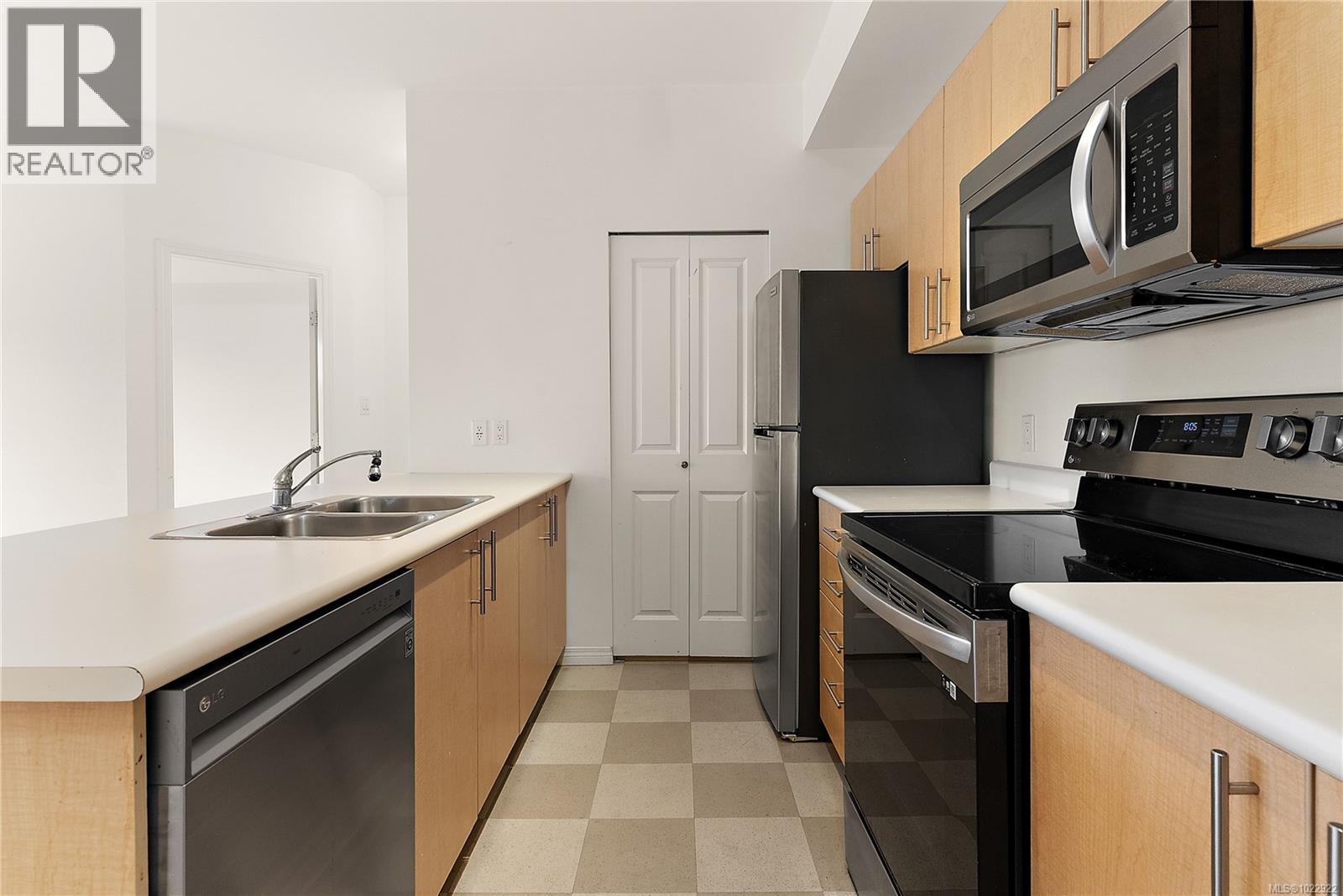 308 1550 Church Avenue, Saanich