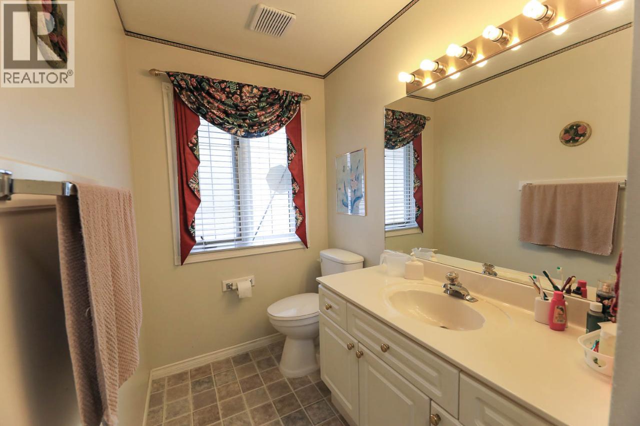1260 BROUGHTON Avenue - 35