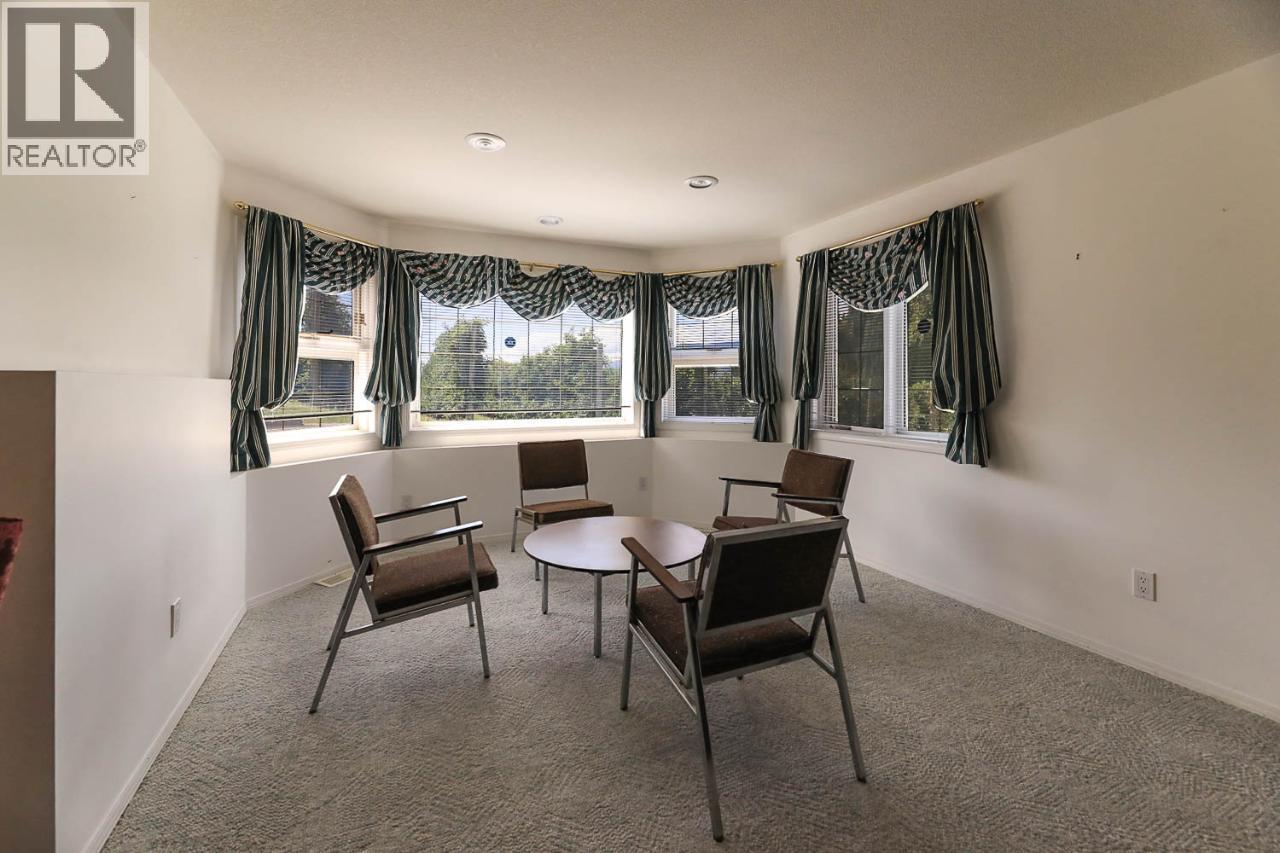 1260 BROUGHTON Avenue - 38
