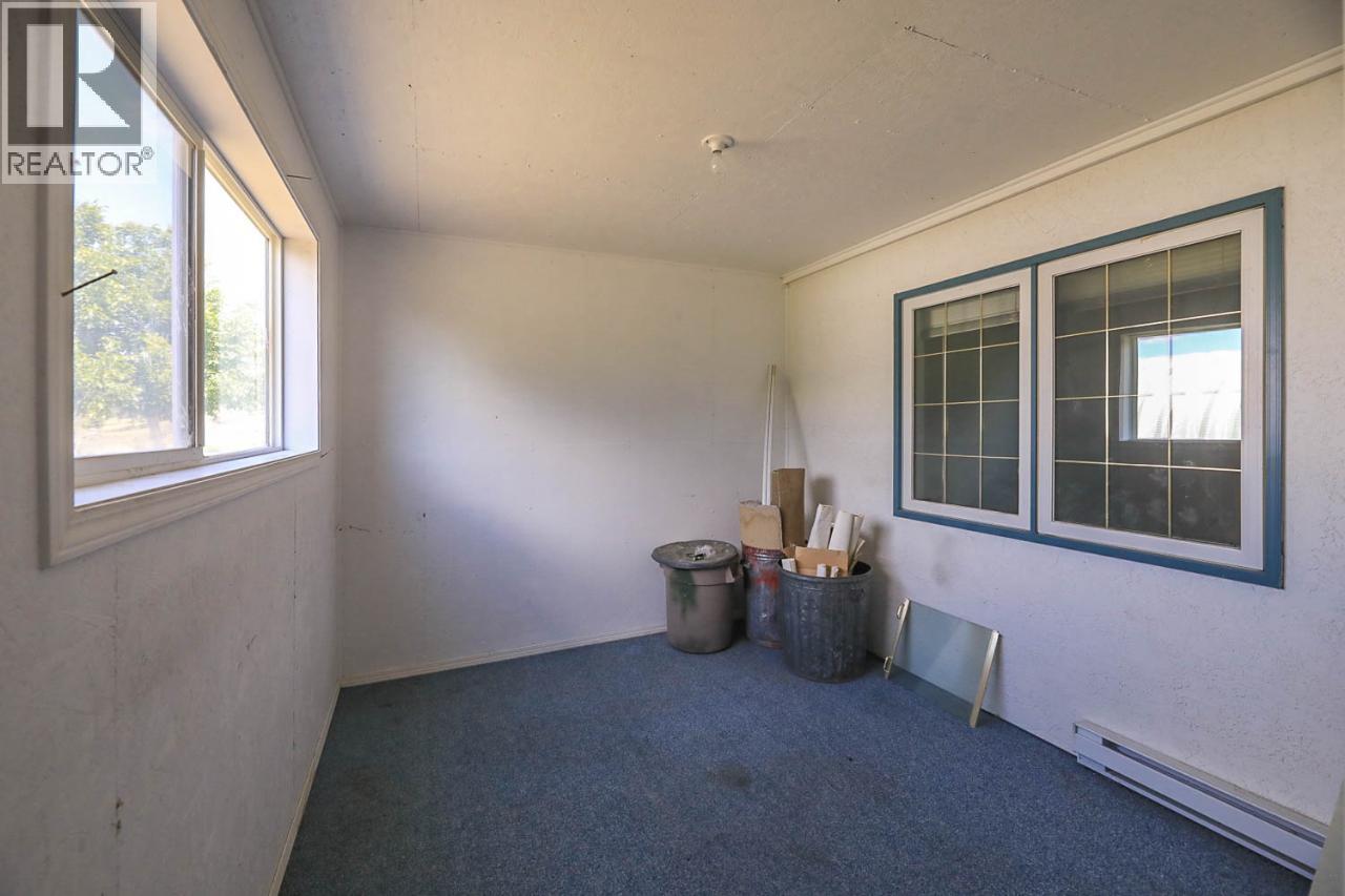 1260 BROUGHTON Avenue - 40