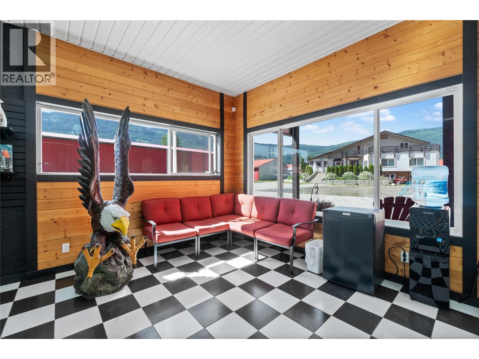  2054 Trans Canada Highway, Sicamous