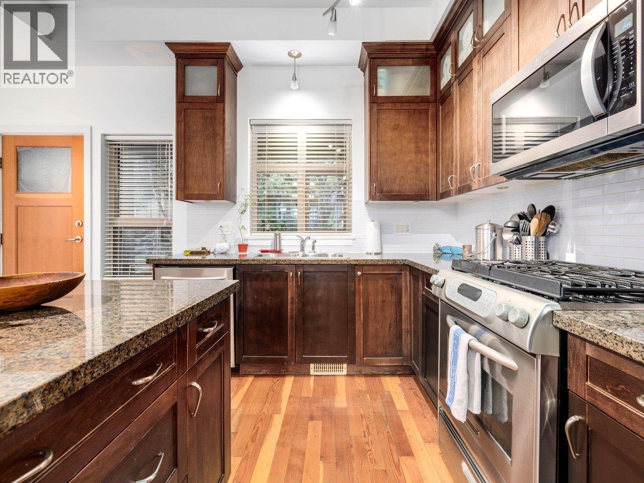 123 250 SALTER STREET, New Westminster