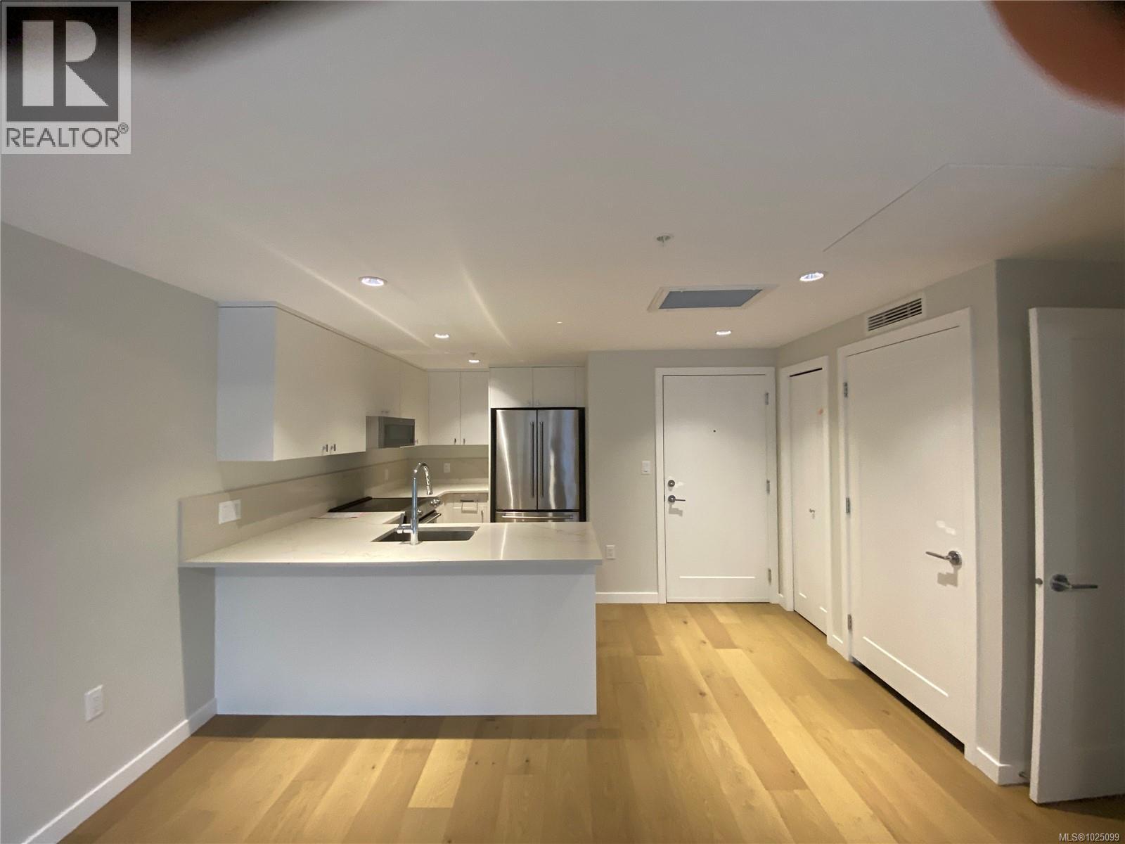 #203 4030 Shelbourne St - 10