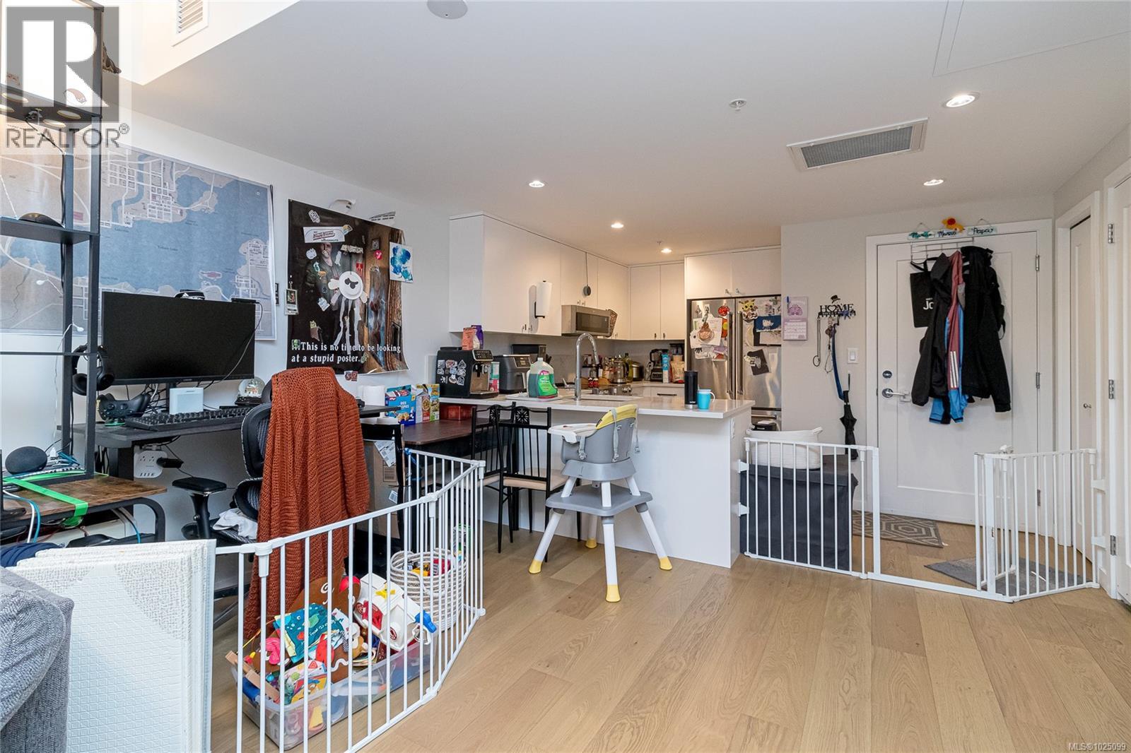 #203 4030 Shelbourne St - 11