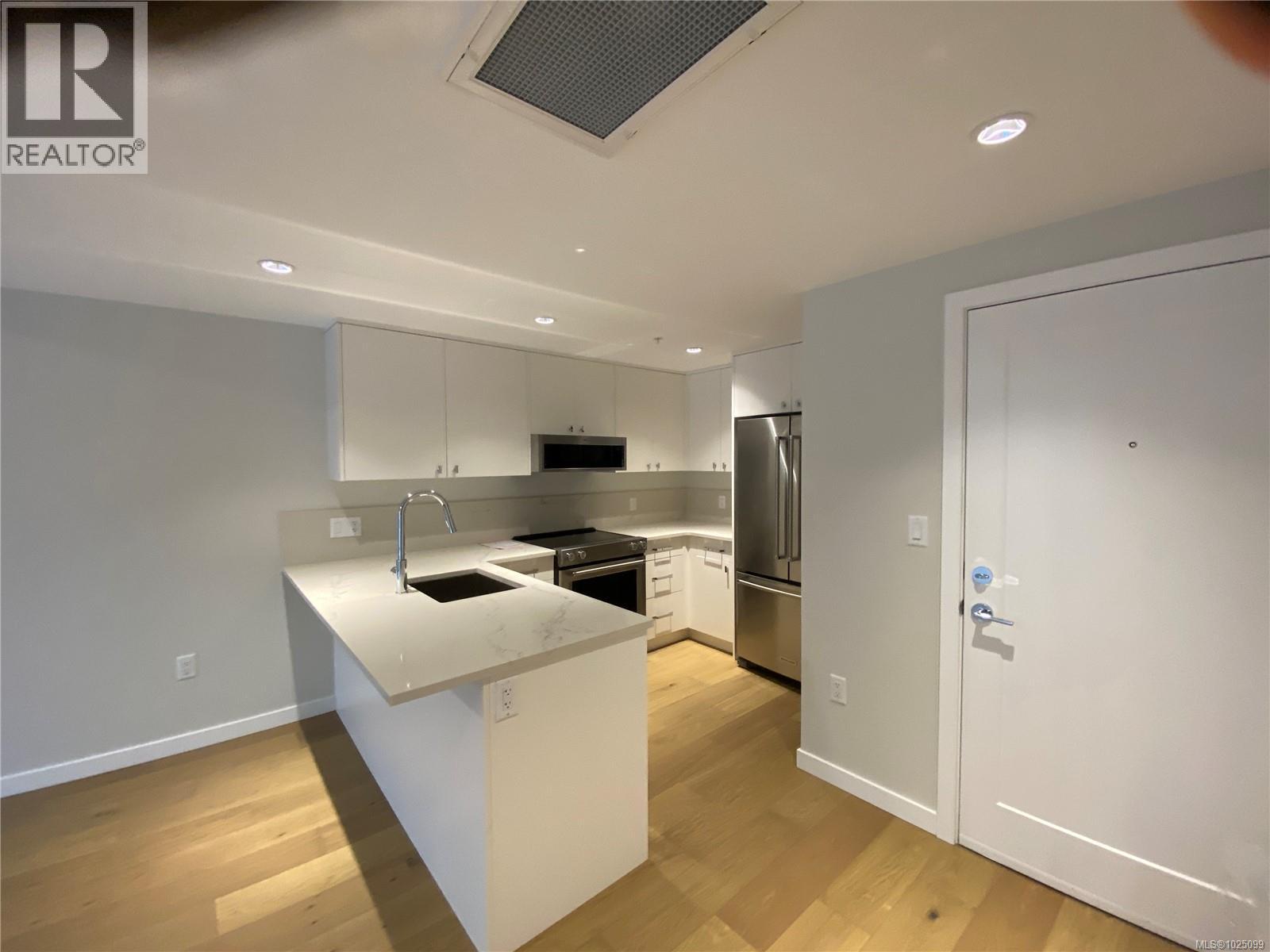 #203 4030 Shelbourne St - 12