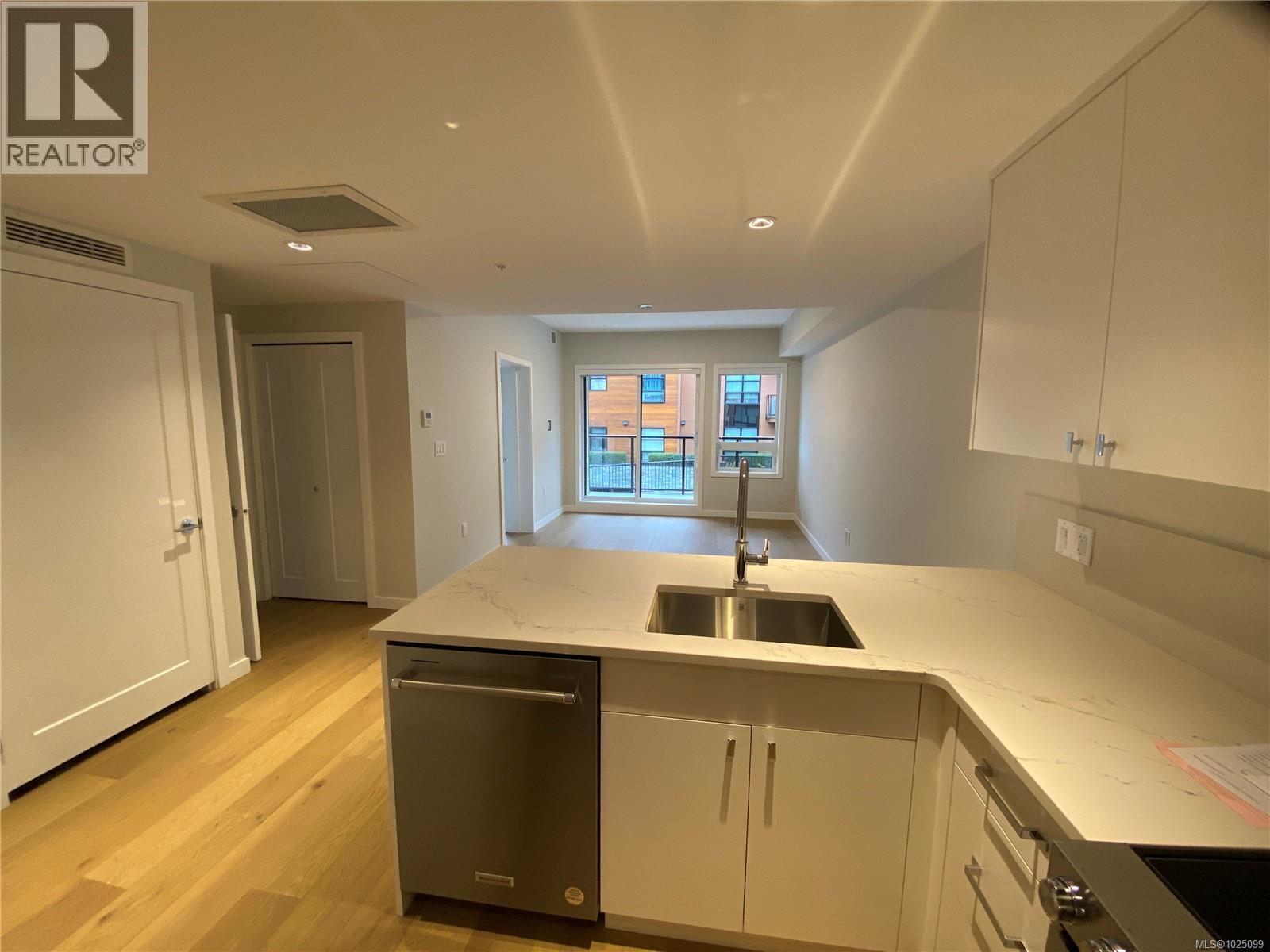 203 4030 Shelbourne Street, Saanich