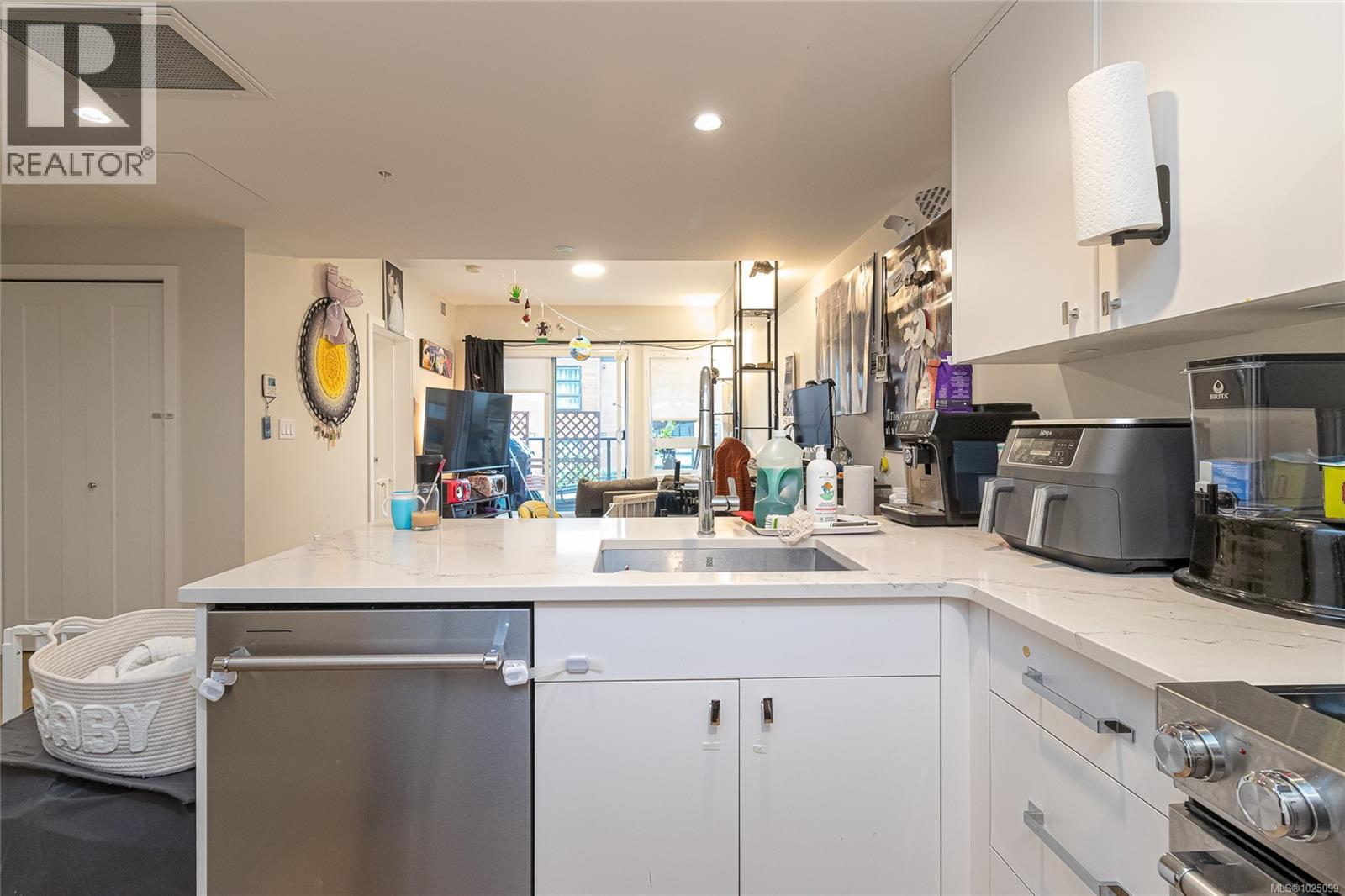 203 4030 Shelbourne Street, Saanich