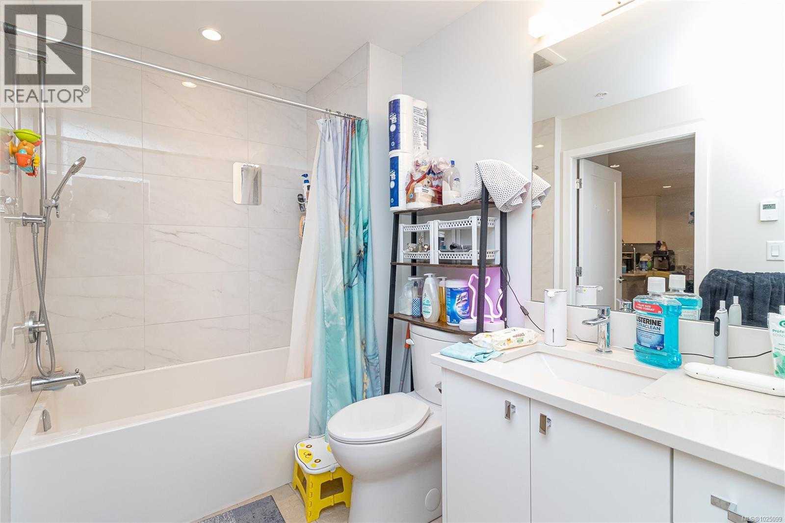 203 4030 Shelbourne Street, Saanich