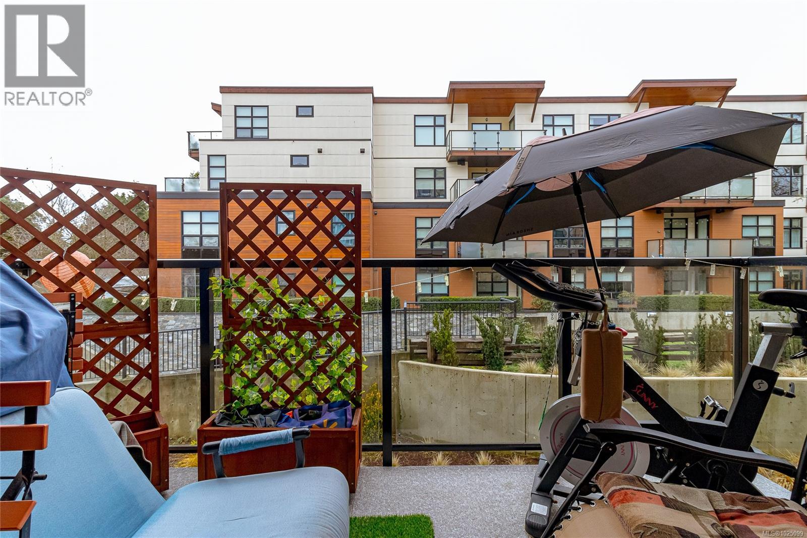 203 4030 Shelbourne Street, Saanich