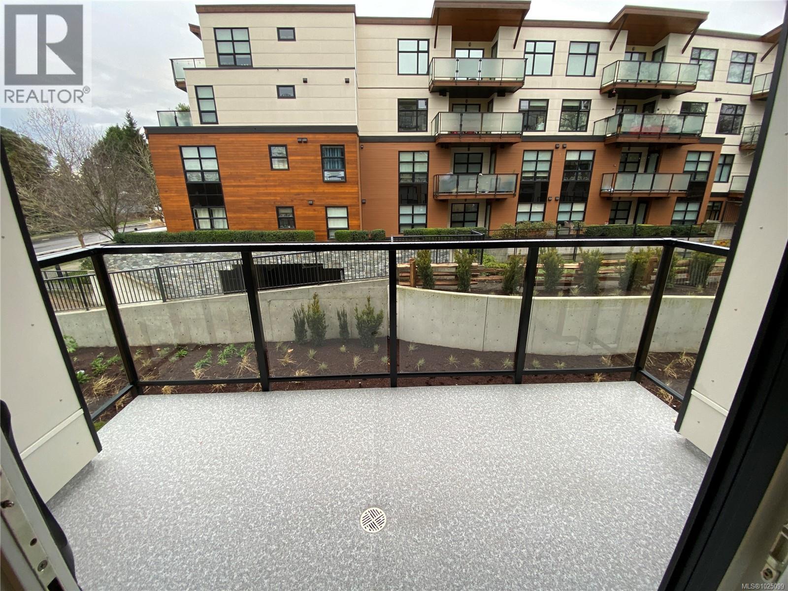 203 4030 Shelbourne Street, Saanich