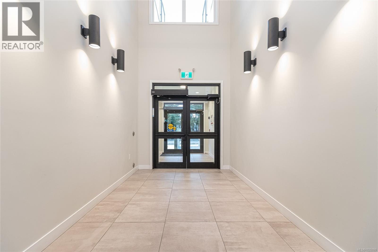 203 4030 Shelbourne Street, Saanich