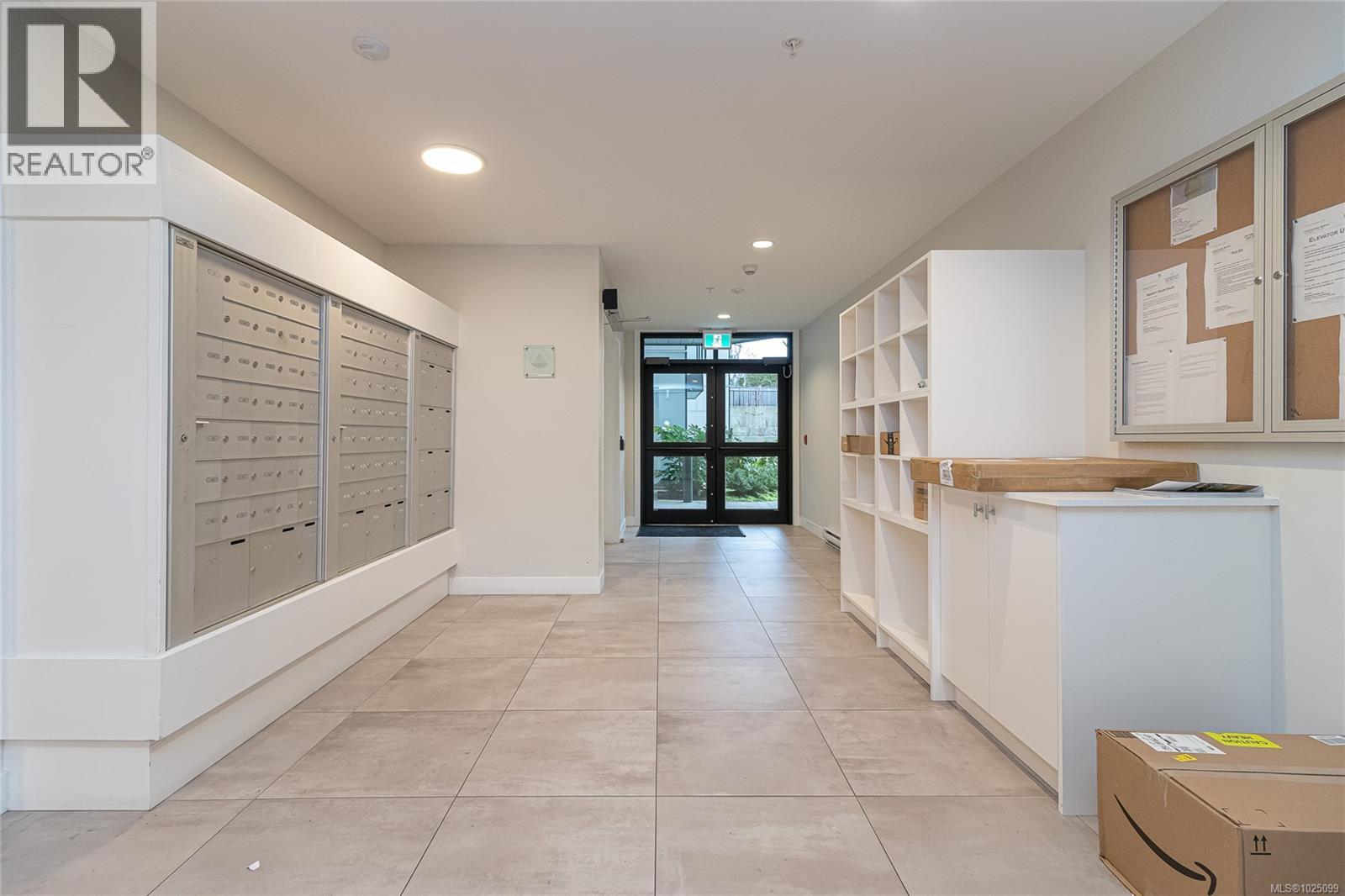 203 4030 Shelbourne Street, Saanich