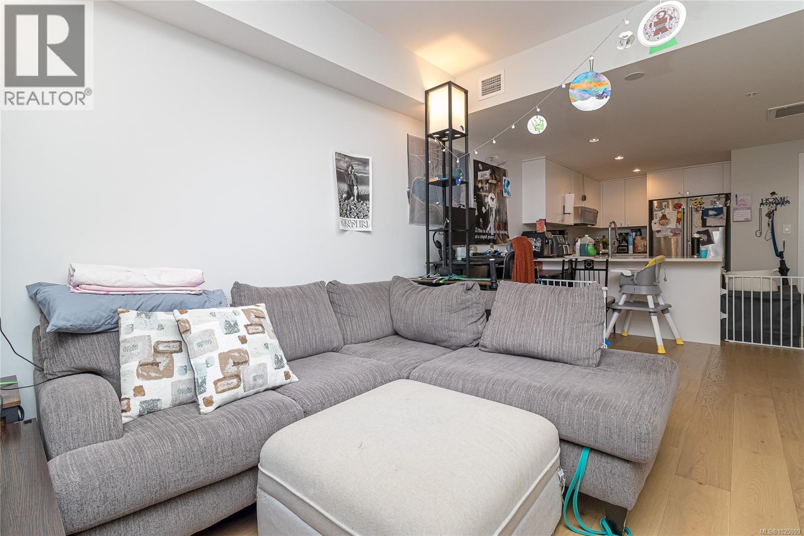 #203 4030 Shelbourne St - 8