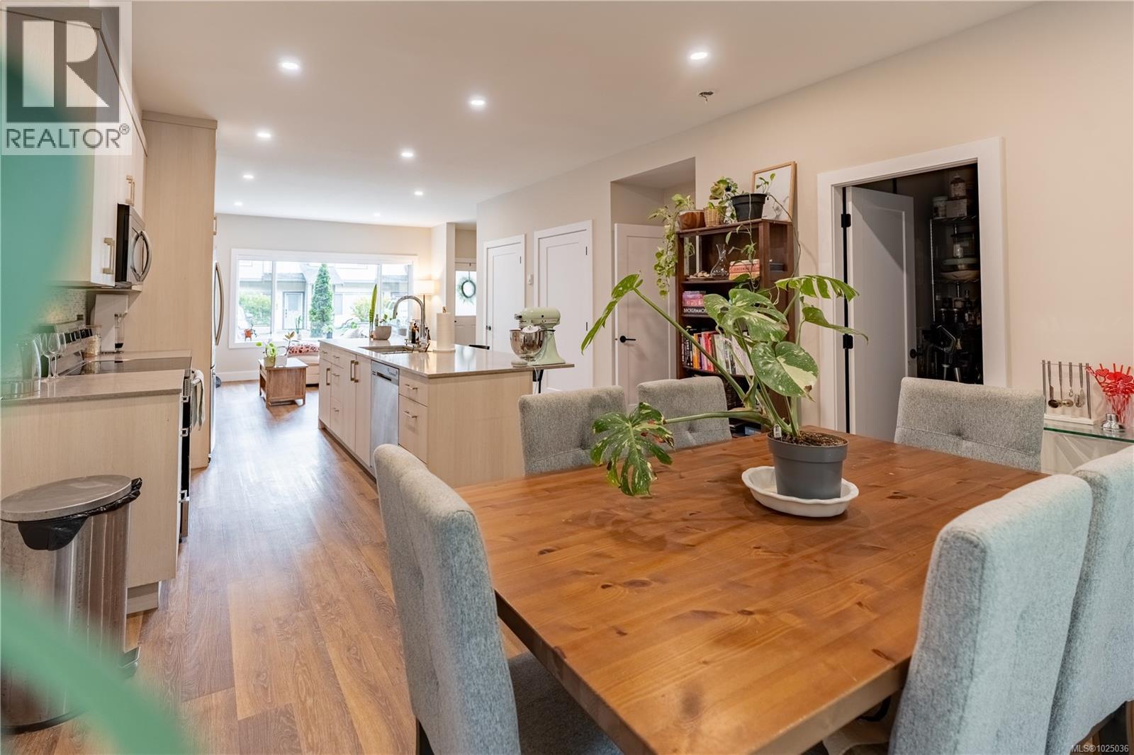 6 625 Hellesen Dr, Tofino