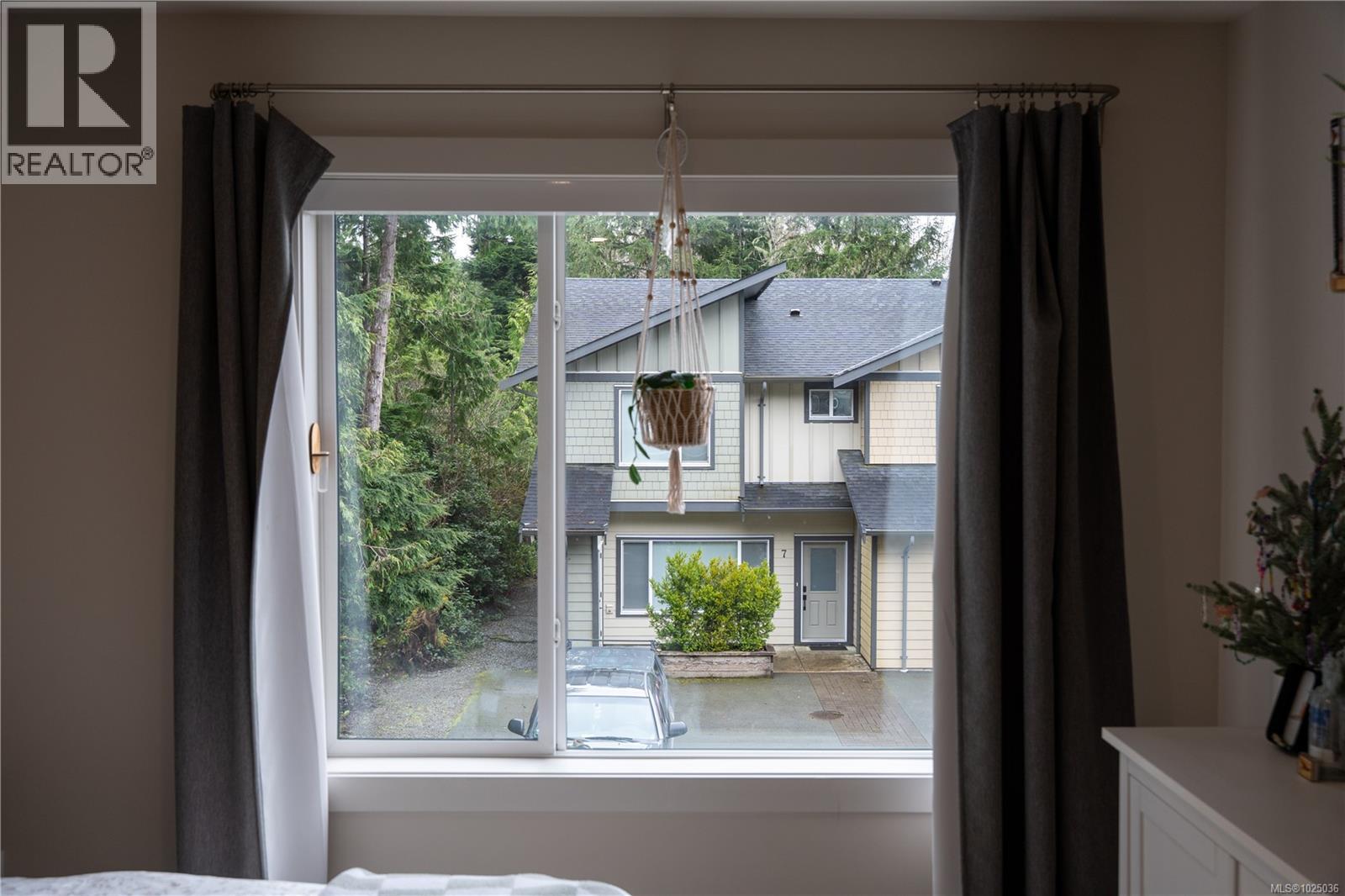 6 625 Hellesen Dr, Tofino