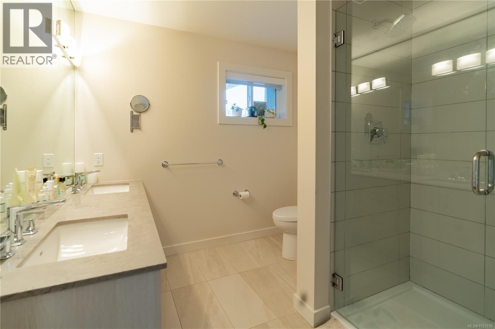 6 625 Hellesen Dr, Tofino