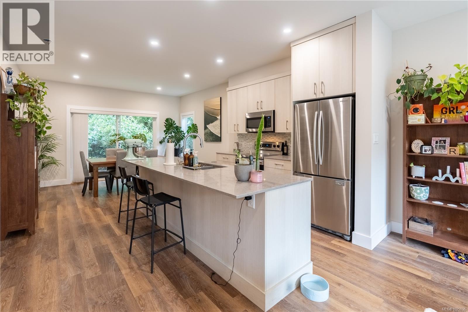 6 625 Hellesen Dr, Tofino